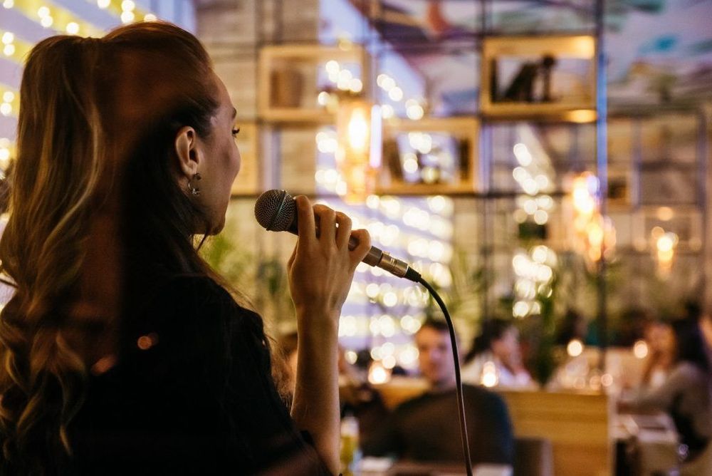 Alege o seară de jazz sau live music pentru o întâlnire specială